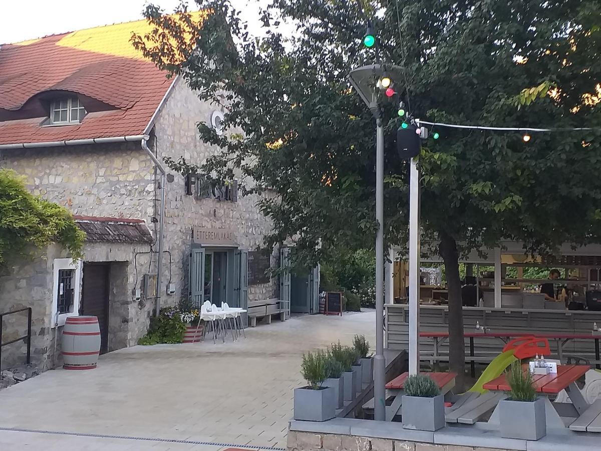 Galeria Villa Veszprém Extérieur photo